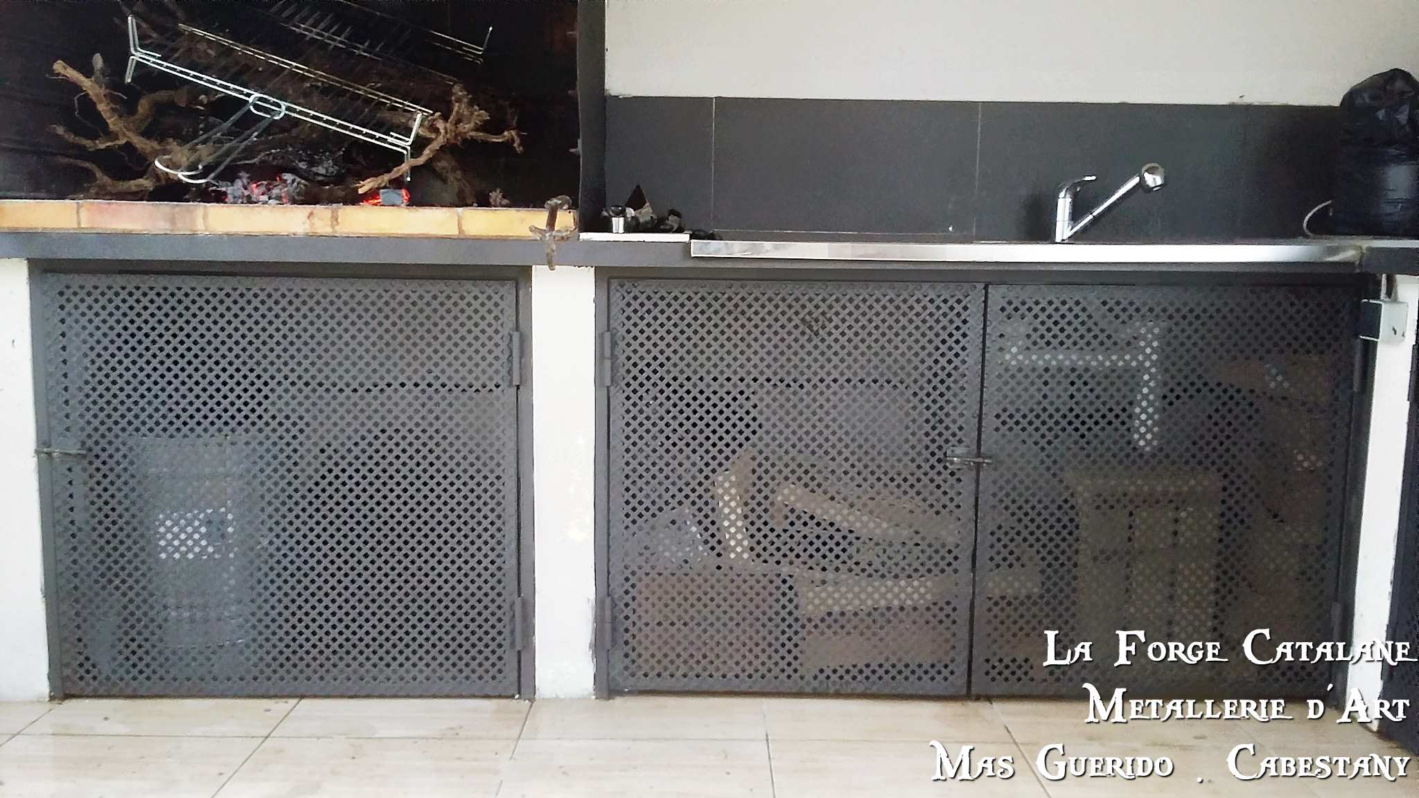 porte sous barbecue tole perforee fer Forge Catalane Cabestany 2.jpg